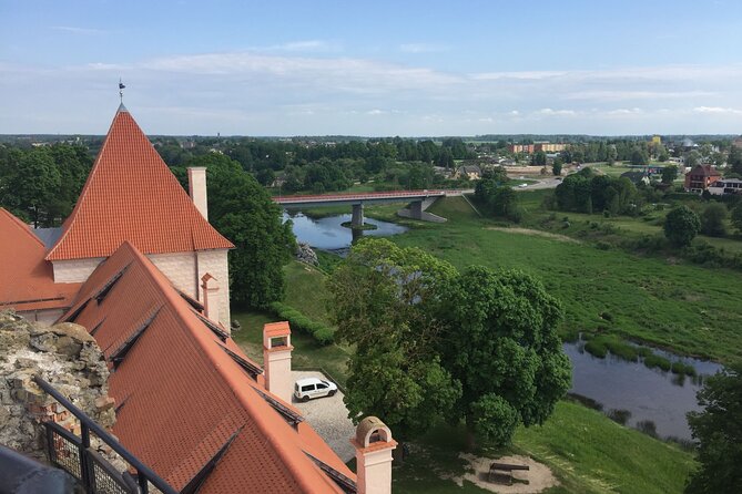 2 countries! Hill of Crosses, Rundale Palace and Bauska castle - A long day with a surprisingly varied route