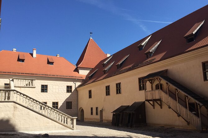 2 countries! Hill of Crosses, Rundale Palace and Bauska castle - What the guides add to the day