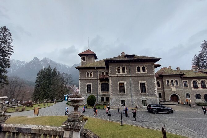 3 Castle:Peles ,Bran,Cantacuzino Tour from Brasov /Hotel pickup - Guides, group size, and the human side of the tour
