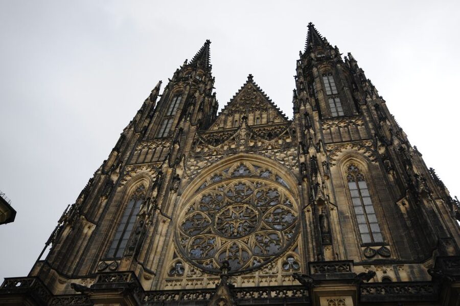 3-Hour Prague Castle & Interiors Tour - Group size, language, and pace