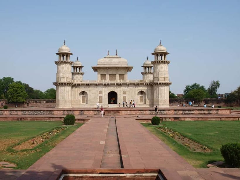 Agra: Guided City Tour Taj Mahal Agra Fort & Baby Taj by Car - What the private car adds