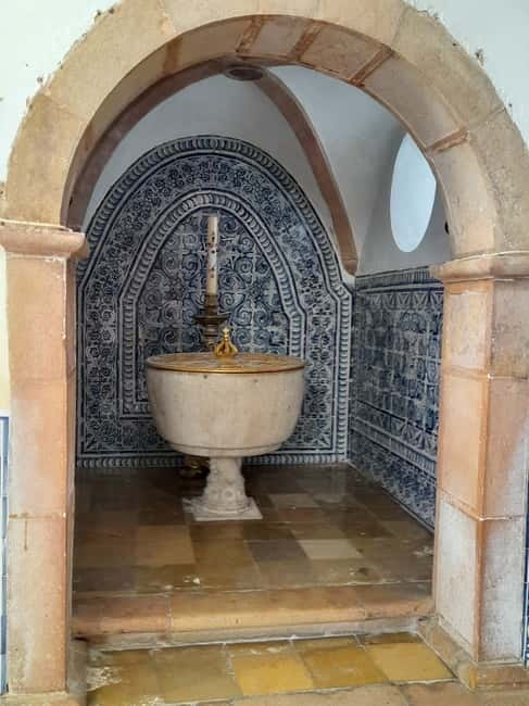 Albufeira: Silves Castle and Chapel of Bones, - What the private guide adds