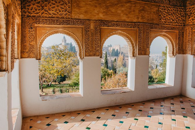 Alhambra and Generalife Skip-the-Line Ticket with Guide - Why the guide matters
