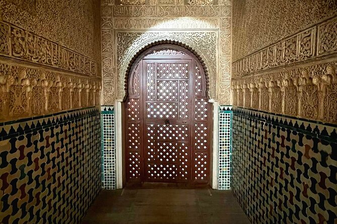 Alhambra and Nasrid Palaces Guided Tour with Tickets - Nasrid Palaces: the tour’s essential hour