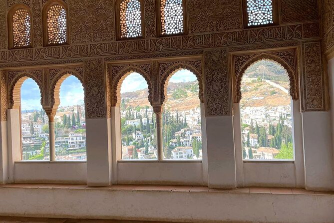 Alhambra and Nasrid Palaces Guided Tour with Tickets - Generalife gardens: the quieter final act