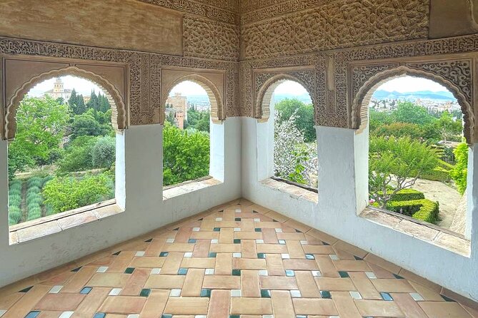 Alhambra and Nasrid Palaces Guided Tour with Tickets - Starting at the Alhambra, about 30 minutes