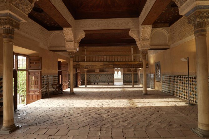 Alhambra and Nasrid Palaces Ticket with Audioguide - Generalife Gardens: water, shade, and wide views