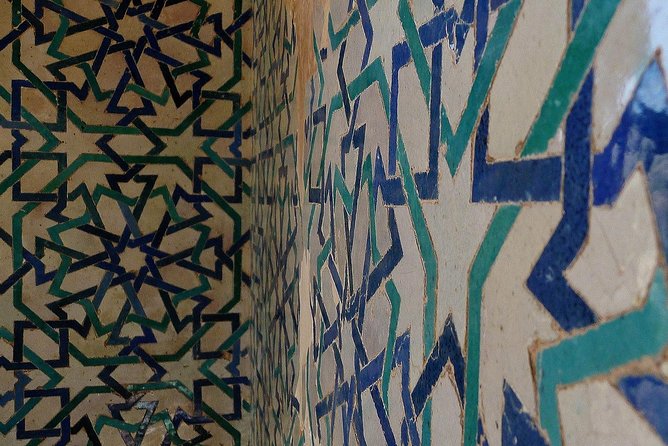 Alhambra &Charles Palace Guided Tour with Optional Nasrid Palaces - Guide quality and the value of a human explanation