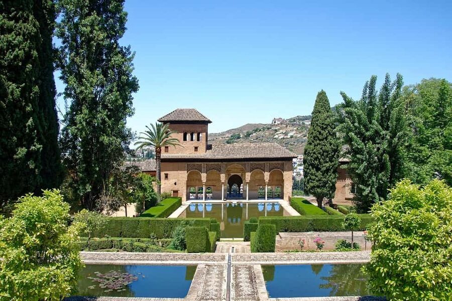 Alhambra: complete private tour with official tour guide and tickets - Why a private visit changes the Alhambra
