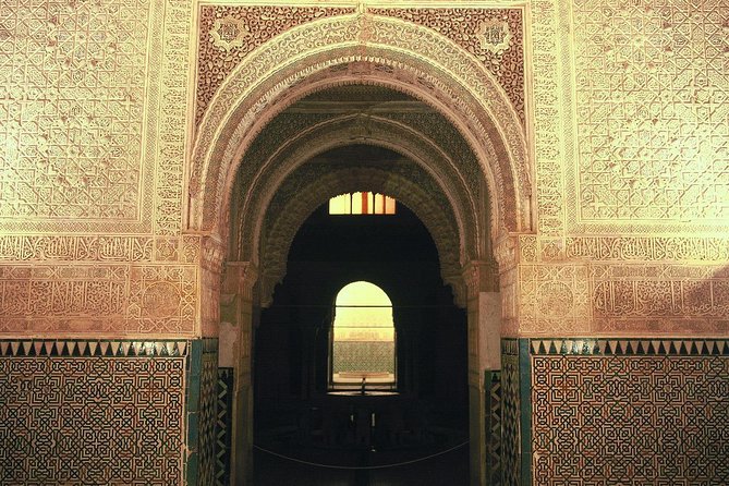 Alhambra Complete: Ticket Skip-the-Line Nasrid Palace and Generalife with Guide - Nasrid Palaces: the essential timed entry