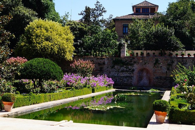 Alhambra Complete: Ticket Skip-the-Line Nasrid Palace and Generalife with Guide - Generalife: gardens made for retreat