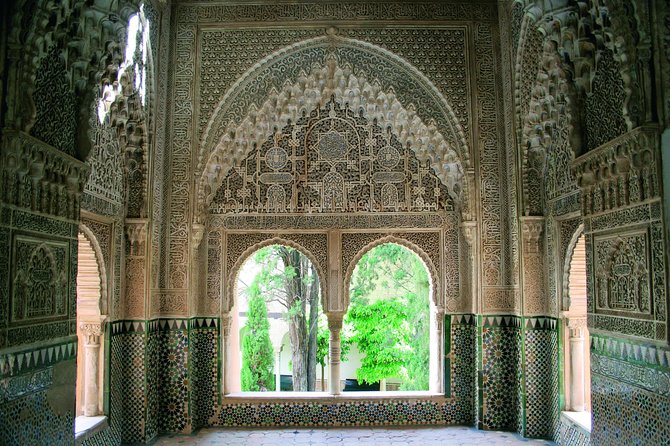 Alhambra Complete: Ticket Skip-the-Line Nasrid Palace and Generalife with Guide - Partal Gardens and the remains of older palaces