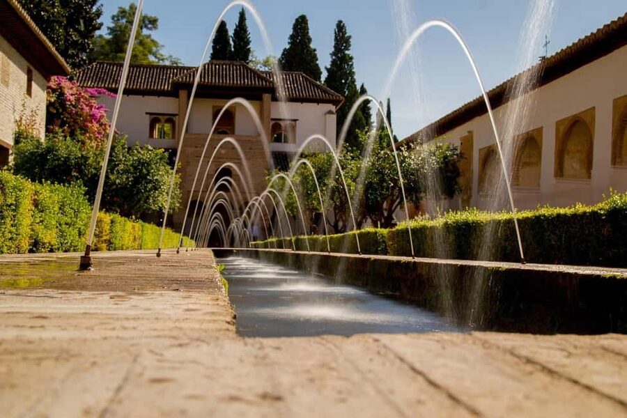 Alhambra: complete tour with Nasrid Palaces, official tour guide, and tickets - Tickets, identification, and the timing issue