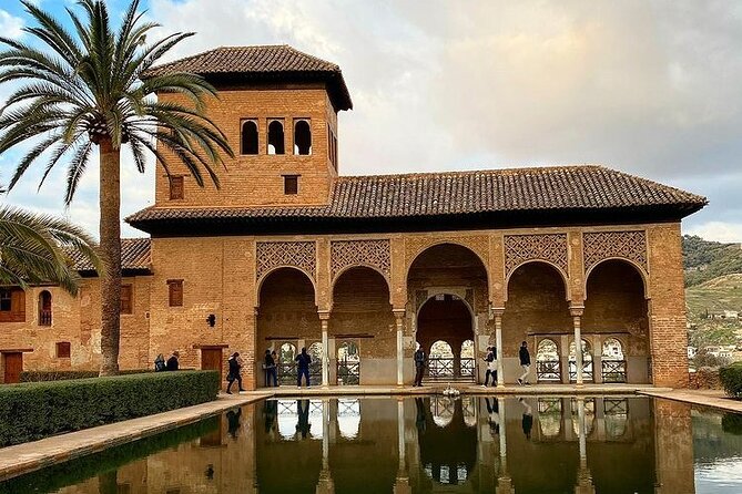 Alhambra Experience – Explore Nasrid Palaces & Generalife Gardens - The Nasrid Palaces: the essential timed visit
