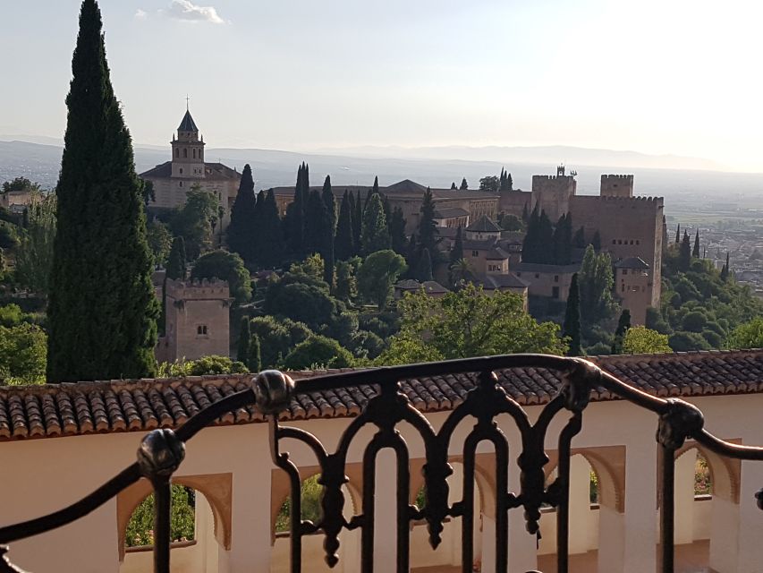Alhambra: Generalife Gardens & Alcazaba Fast-Track Tour - Generalife Gardens, Water, and Shade