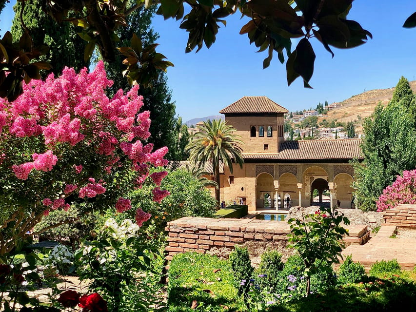 Alhambra: Guided Private Tour with Fast-Track Entry - El Partal and the pleasure of water