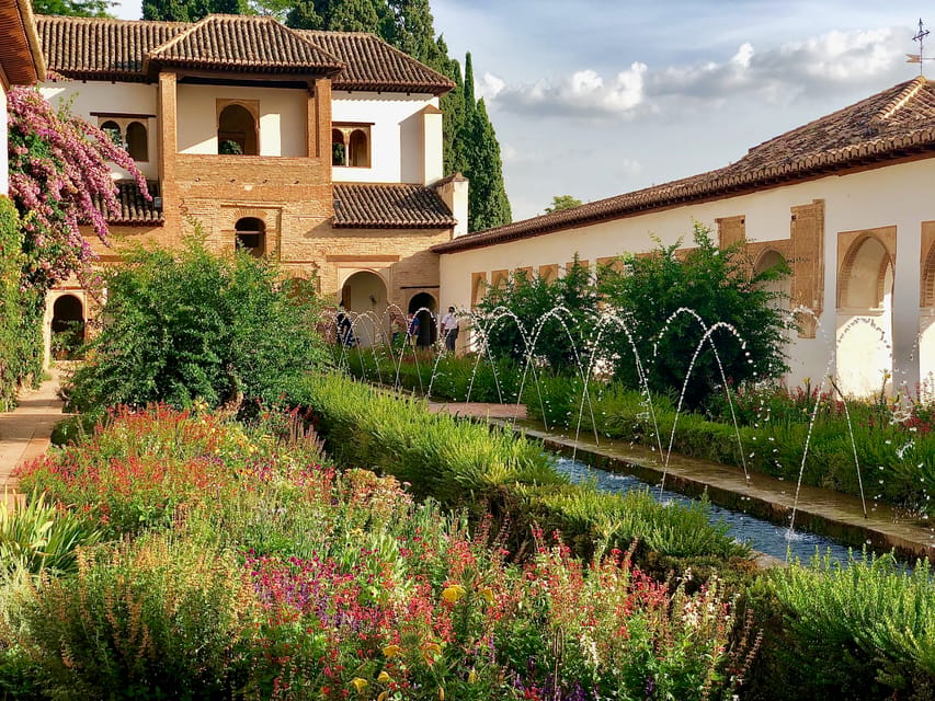 Alhambra: Guided Private Tour with Fast-Track Entry - Generalife: gardens with a royal purpose