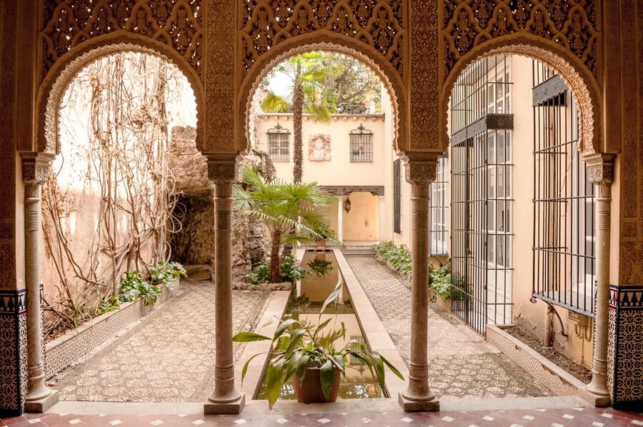 Alhambra & Nasrid Palace: Private Tour with Tickets - Generalife gardens and the pleasure of water
