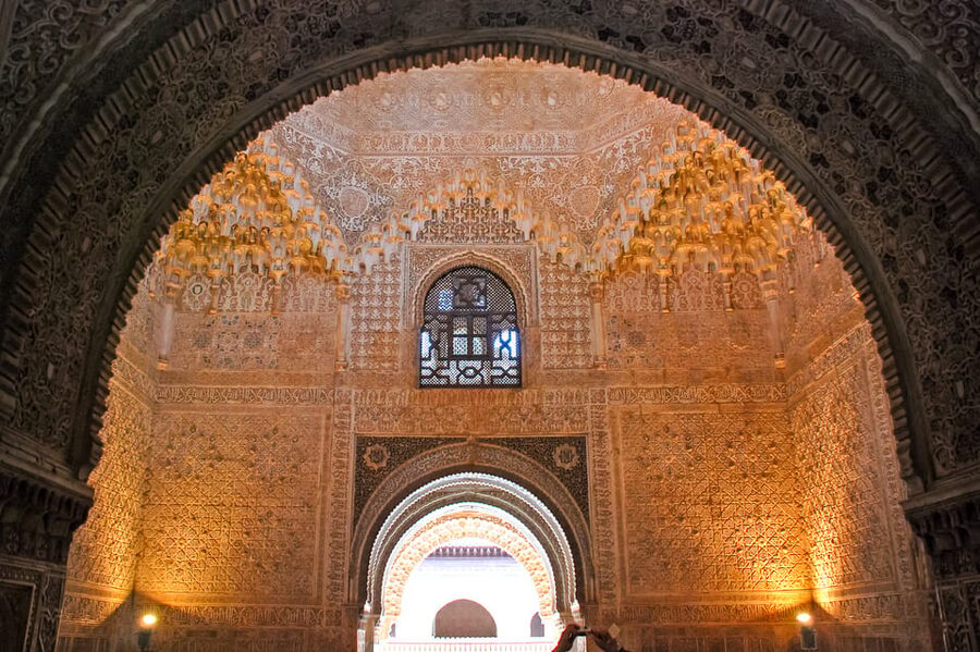 Alhambra & Nasrid Palace: Private Tour with Tickets - What the private format is worth at $320