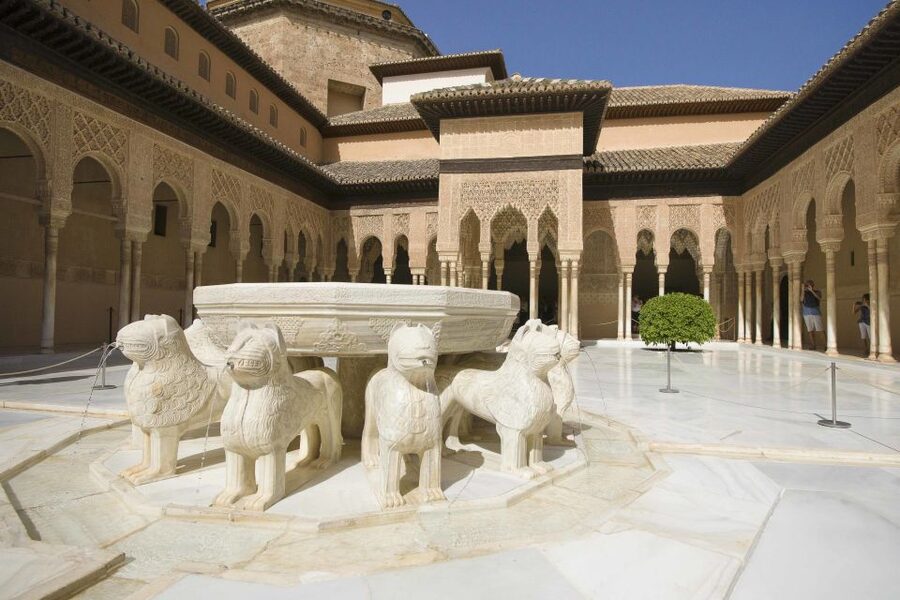 Alhambra, Nasrid Palaces, and Generalife 3-Hour Guided Tour - What the bilingual format feels like