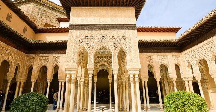 Alhambra, Nasrid Palaces, and Generalife 3-Hour Guided Tour - Who should book this Alhambra tour?