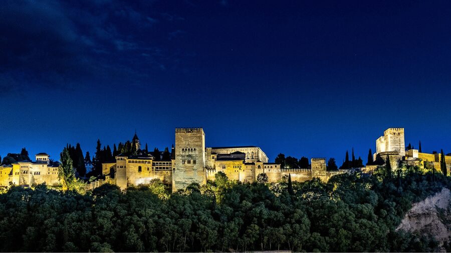 Alhambra: Nasrid Palaces Guided Night Tour without tickets - Why the Alhambra feels different after dark