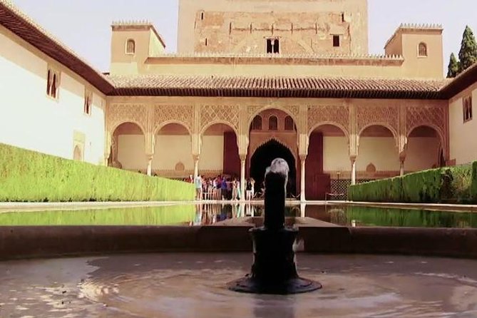 Alhambra Private/Small Group Tour & Nasrid Palaces Skip the Line - Why the Alhambra needs a guided visit