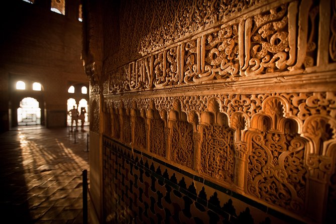 Alhambra: Small Group Tour with Local Guide & Admission - Generalife Gardens and the sultan’s summer retreat