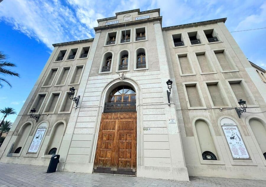 Alicante: Bullring and Castle Guided Tour with Taxi Transfer - The bullfighting museum and its visual record