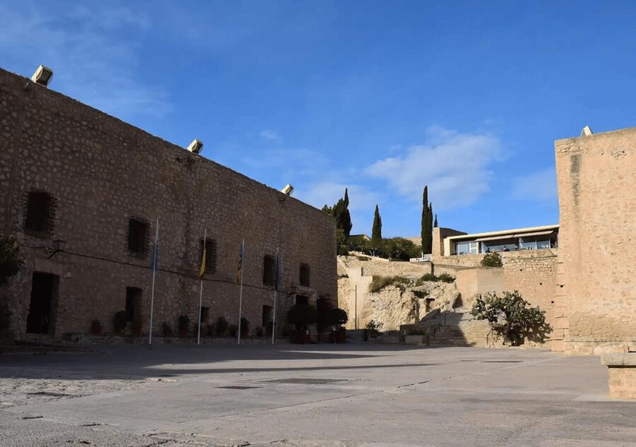 Alicante: Bullring and Castle Guided Tour with Taxi Transfer - Inside the Ring, chapel, and bull pens