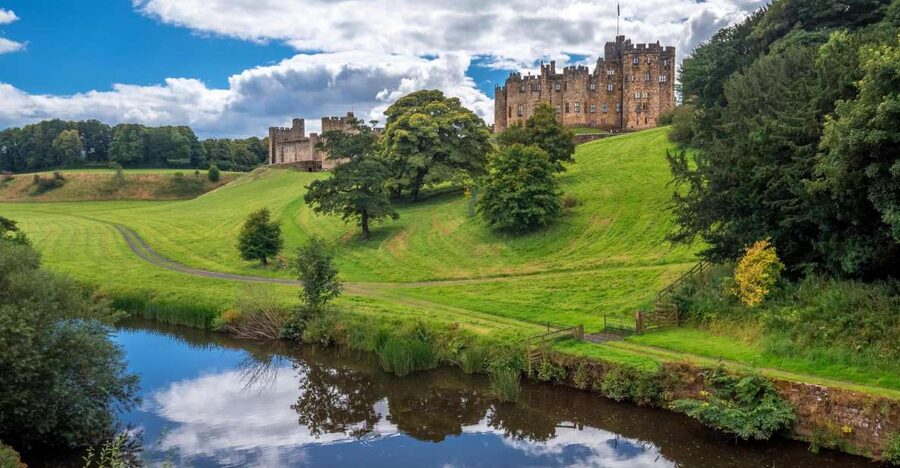 Alnwick Castle and Scottish Borders Tour from Edinburgh - What the guide adds to a long coach ride