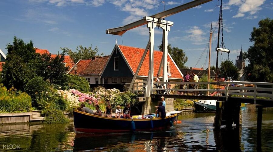 Amsterdam: Private green tour !!! Windmills, castle - Volendam for harbor views and fresh fish