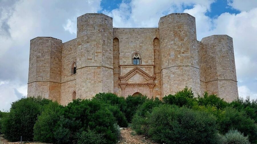 Andria: Castel del Monte Private Historical Tour - Meeting your guide at the parking area
