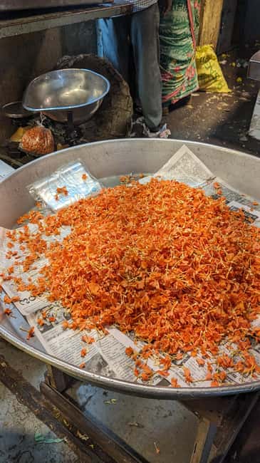 Bangalore Walking Tour KR Flower Market,Fort,Tippu palace - Shopping and the arts and crafts section