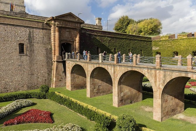 Barcelona Best Views: Old Town and Montjuic Castle Private Tour - What the $122.15 price gets you