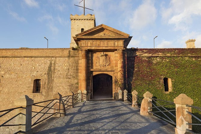 Barcelona Best Views: Old Town, Cable Car and Montjuic Castle - A rest stop with tapas and a local drink