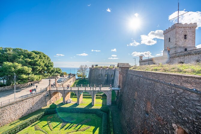 Barcelona: Old Town, Montjuic Castle, Cable Car Small Group Tour - The best views come from Parc de Montjuïc