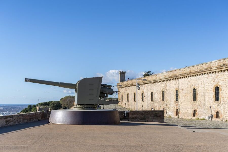 Barcelona: Walking tour with Montjuic Castle & Cable Car - Montjuïc Castle, dungeons, and the tower
