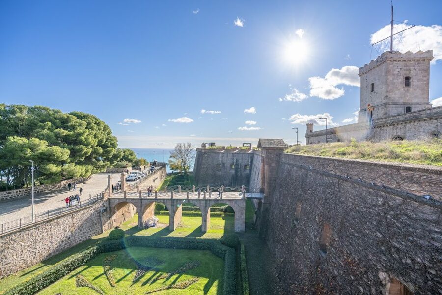 Barcelona: Walking tour with Montjuic Castle & Cable Car - What the $64 price really covers