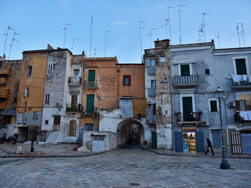 Bari: Norman-Swabian Castle Guided Tour - The courtyard, moat, and three stone towers