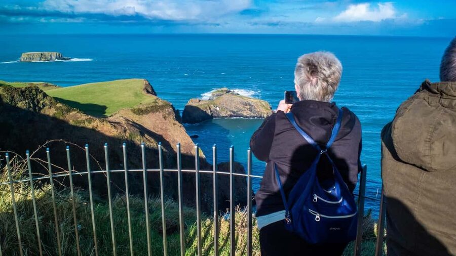 Belfast: Giant's Causeway & Irish Castles Tour -WIFI onboard - Lunch near the Dark Hedges