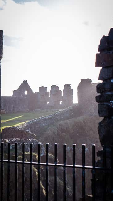 Belfast: Giant's Causeway & Irish Castles Tour -WIFI onboard - Dunluce Castle above the North Atlantic
