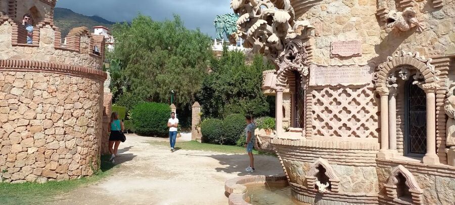 Benalmadena: Colomares Castle Tour with Entry Ticket - Meeting your guide at the entrance