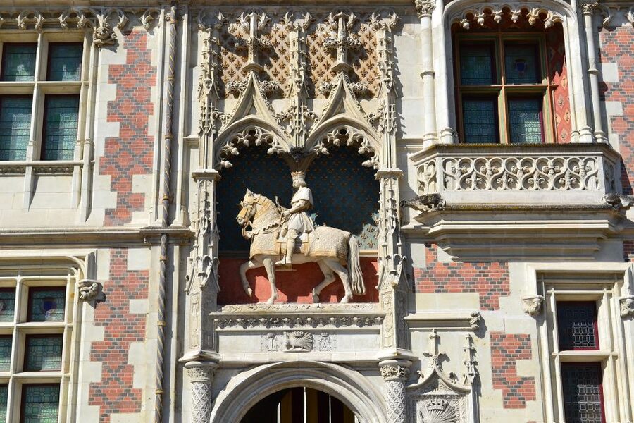 Blois: Private Tour of Blois Castle with Entry Tickets - Meeting at Place du Château