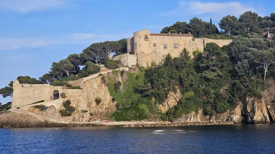 Bormes-les-Mimosas: Hybrid boat ride around Fort de Brégançon - Why Fort de Brégançon is worth seeing from the water
