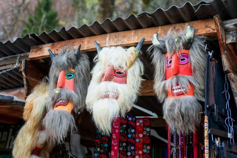 Bucharest: Bran Castle and Bear Sanctuary Small-Group Tour - What the guide adds to the experience