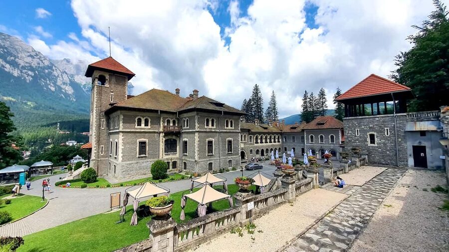 Bucharest: Day Trip 3 Castles Cantacuzino, Peles , Dracula’s - Peleș Castle: the grand opening act