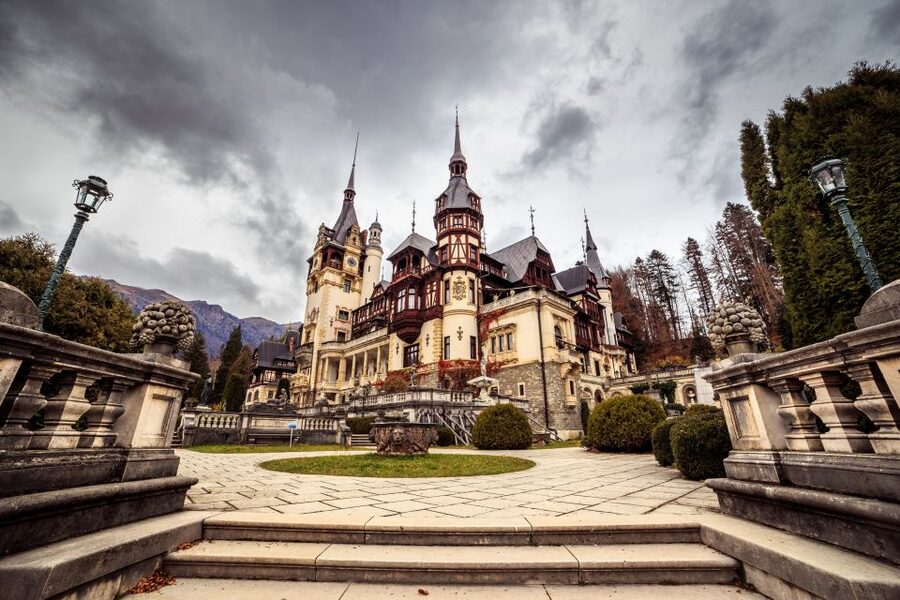Bucharest: Dracula Castle, Peles Castle & Brasov Guided Tour - Brasov’s old center in 75 minutes