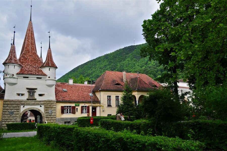 Bucharest: Peles Castle, Dracula's Castle and Brasov Tour - The essential points at a glance