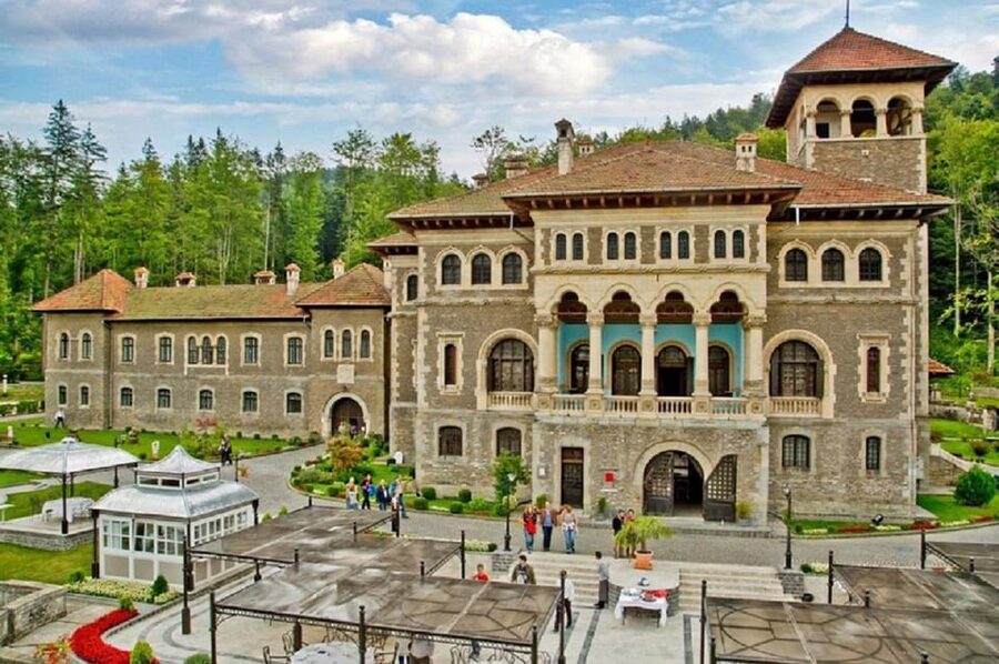 Bucharest : Wednesday, Dracula & Peles 3 Castles Tour 1 Day - Guides, language choices, and the human touch